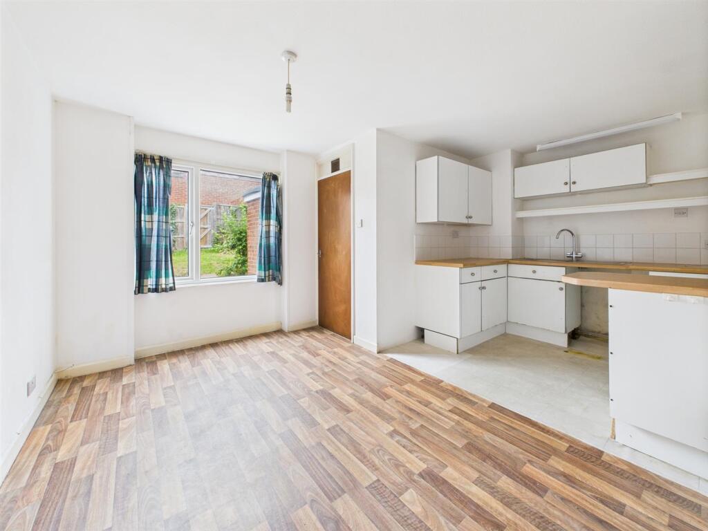 Fircroft Close, Tilehurst, Reading photo 2