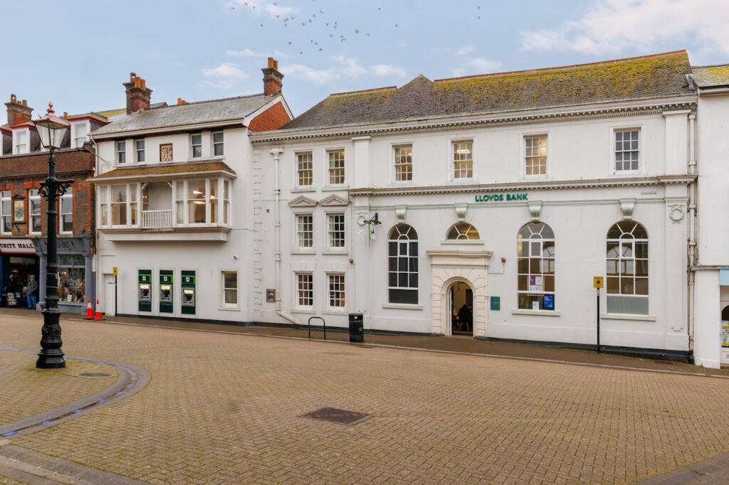 Main image of property: 22 St. Thomas' Square, Newport, PO30 1SQ