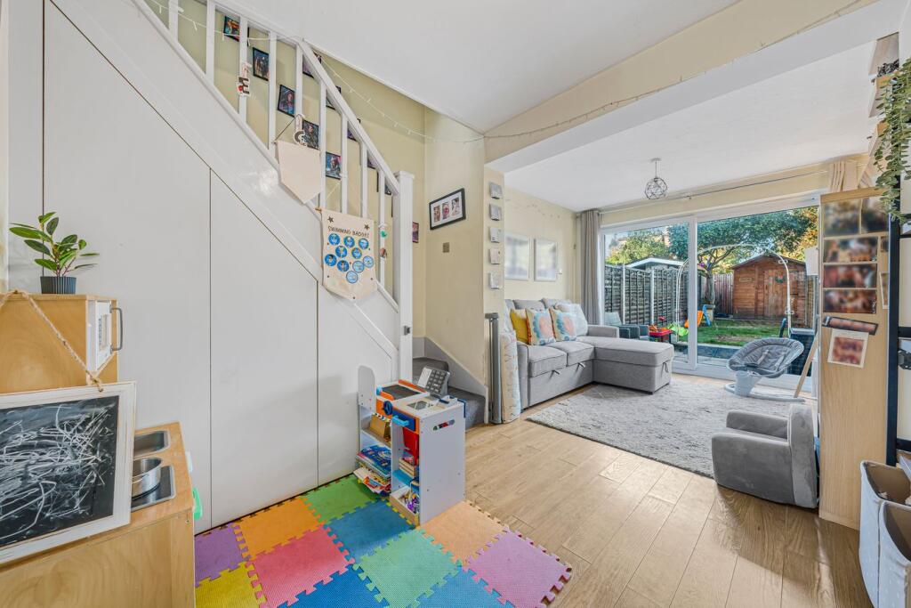 House in Shepperton, Upper Halliford - View 5
