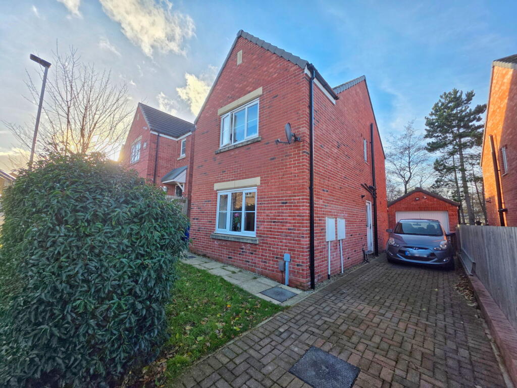 3-bed detached on Kestrel Road, Barnsley, S75 1AR, £280,000