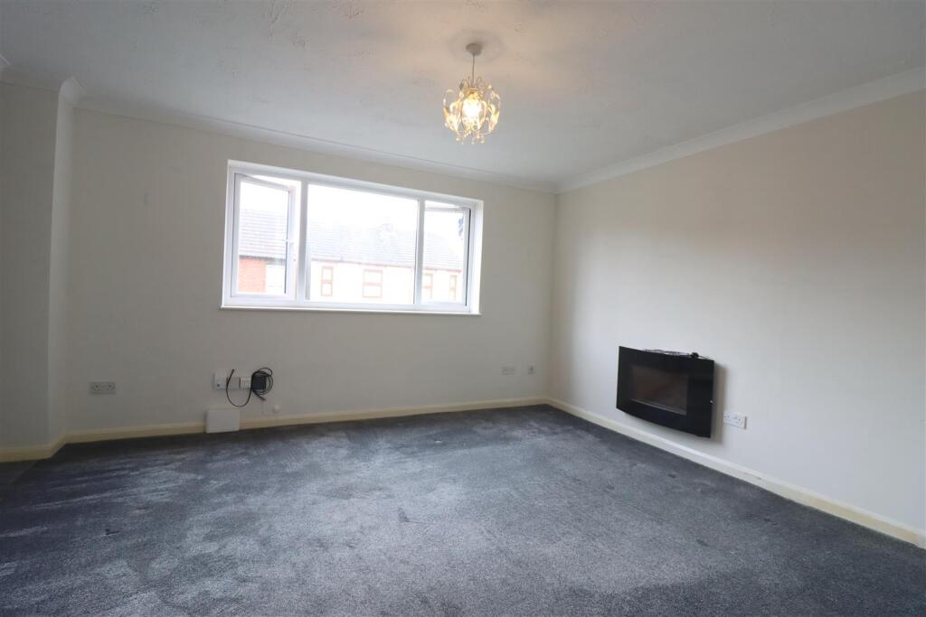 Apartment in Kettering, North Northamptonshire - View 3