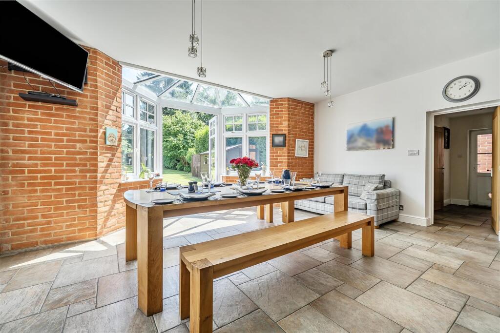 House in Berkshire, Wokingham Without - View 4