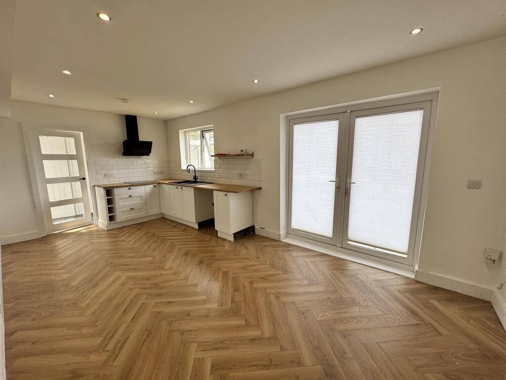 House in Newport - More