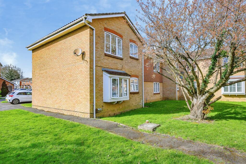 1-bed flat on Hales Park Close, Hemel Hempstead, £180,000