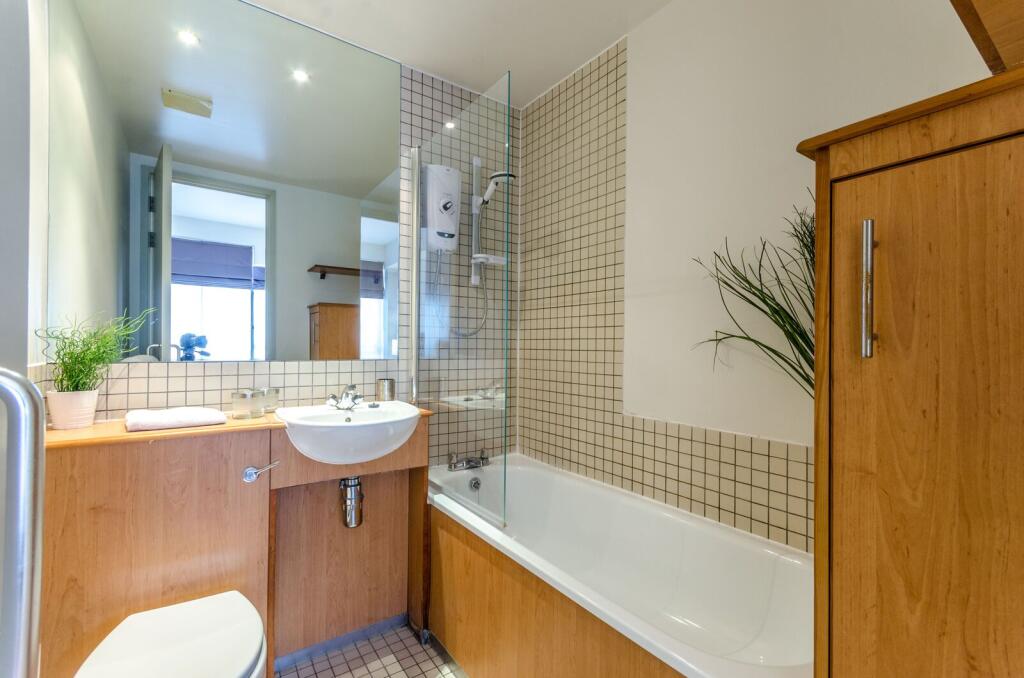 City Road, City, London, EC1V – další