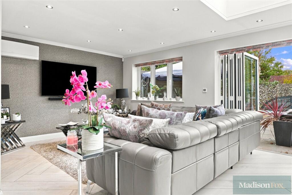 House in Epping Forest, Grange Hill, Chigwell - More