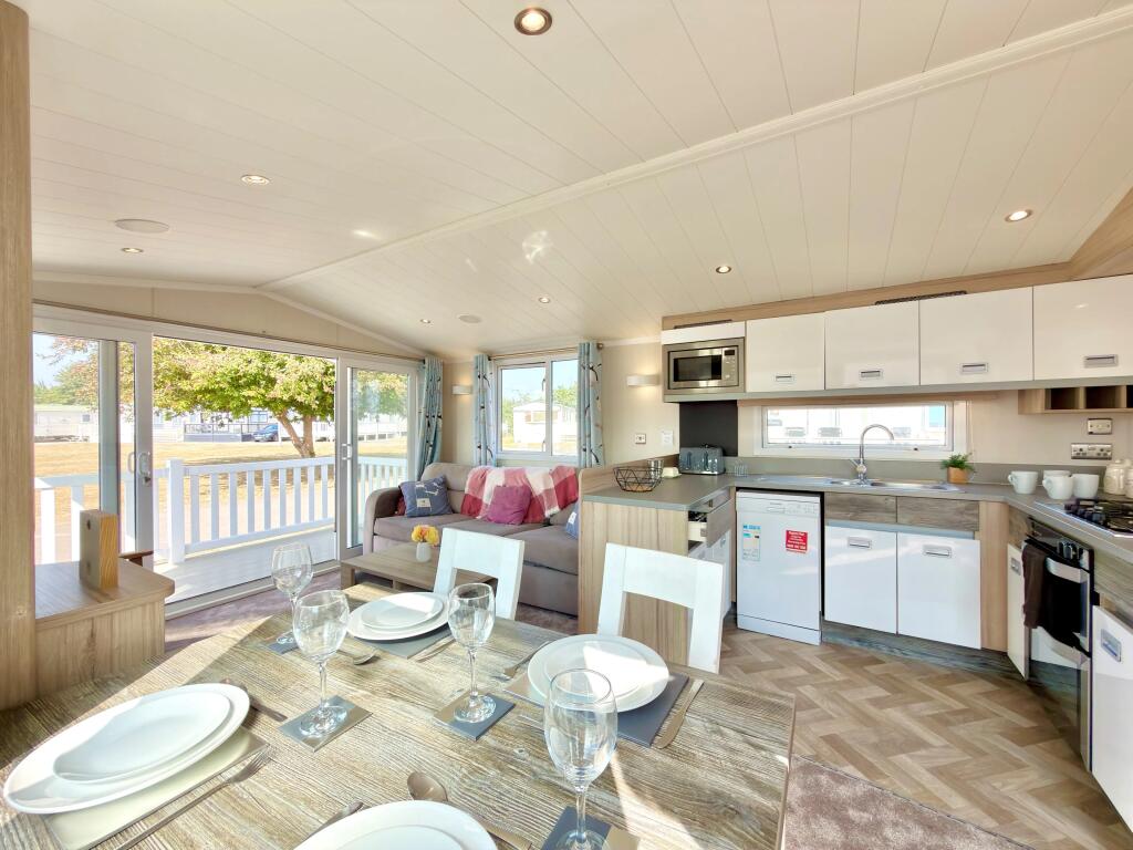 2016 Swift Lighthouse, Oaklands Holiday Park, Clacton-on-Sea, Essex, CO16 8HW - View 4