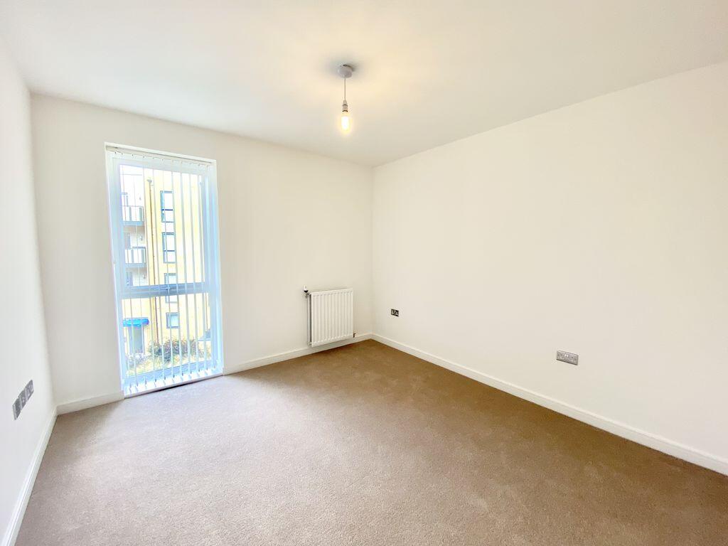 Apartment in Ilford - More