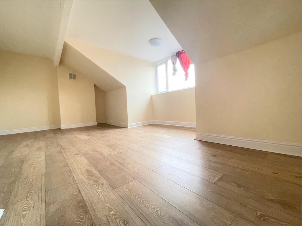 House in Leeds, Holbeck - More