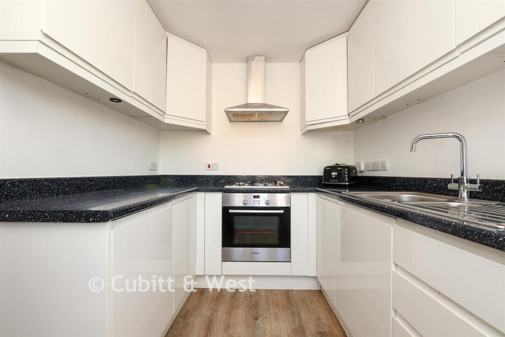 Limes Avenue, Horley, Surrey photo 2