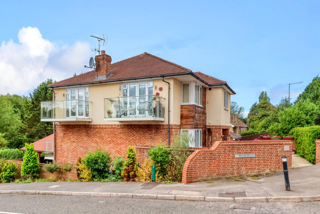 1-bed flat on West Wycombe Road, High Wycombe, Buckinghamshire, HP12, £190,000