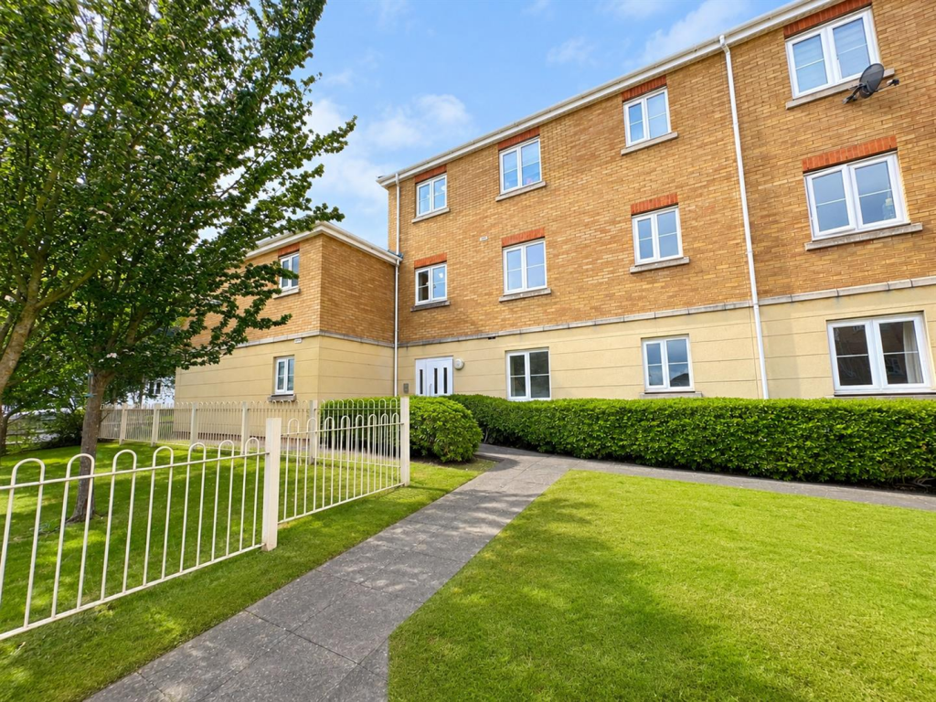 2-bed flat on Windermere Avenue, Purfleet-On-Thames, £215,000