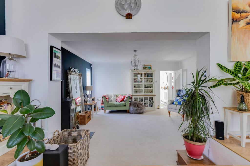 13, Powys Close, Dinas Powys, The Vale Of Glamorgan. CF64 4LQ photo 3