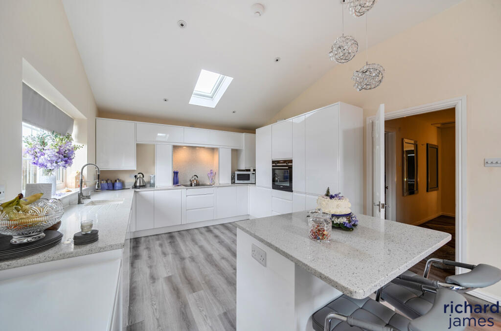 Thames Avenue, Haydon Wick, Swindon, SN25 photo 2