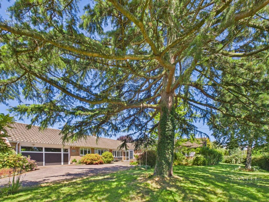 3-bed detached on The Fairway, Burbage, Hinckley, £550,000