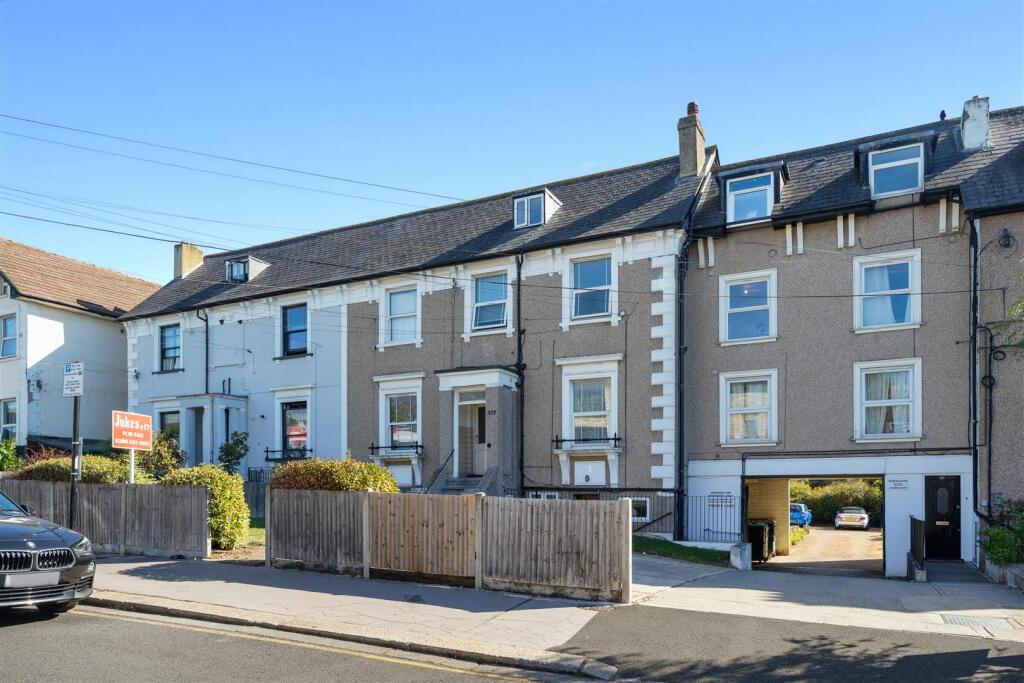 Studio flat on Holmesdale Road, London, £155,000