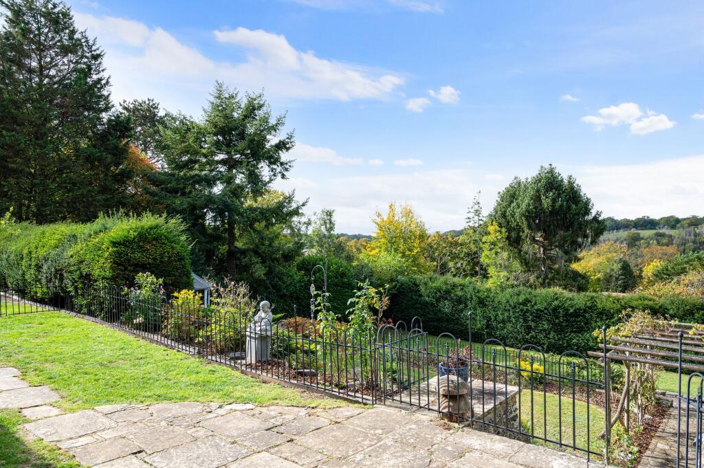 House in Reigate and Banstead, Chipstead - View 4