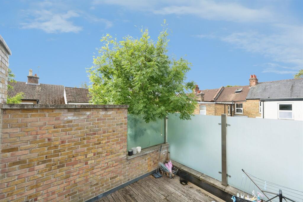 Apartment in Watford - More