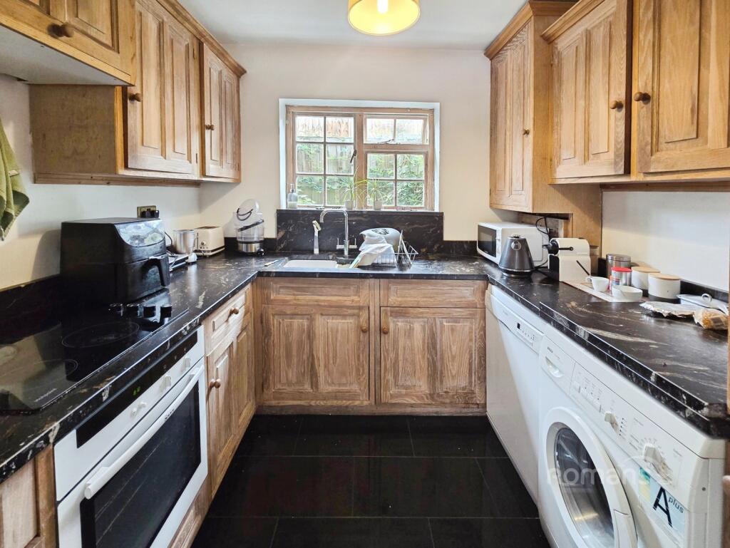 House in Surrey Heath, Windlesham - View 5