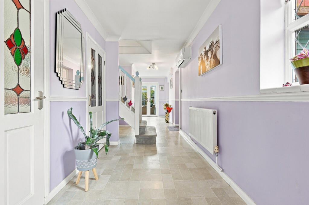 House in Southend-on-Sea - More