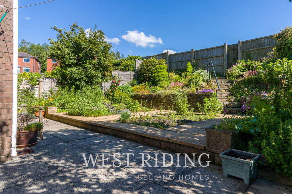 Leefields Close, Uppermill, Saddleworth photo 4