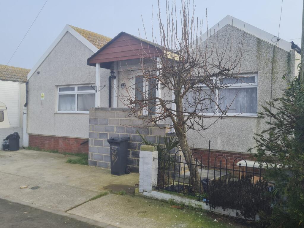 2-bed bungalow on Riley Avenue, Jaywick, Clacton-On-Sea, £120,000