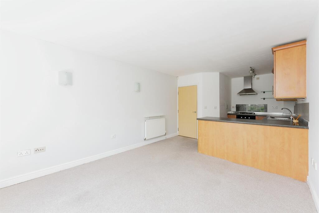 Apartment in Wirral, Liverpool City Region - View 4
