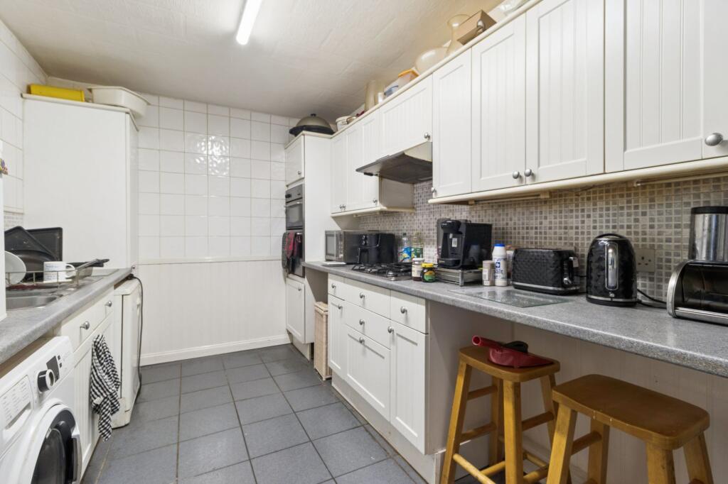 Ashridge Drive, South Oxhey, WD19 photo 4
