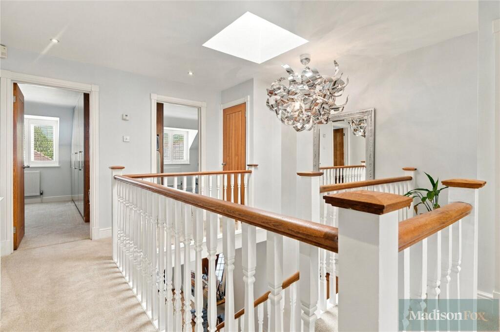 House in London, Woodford Wells - View 3