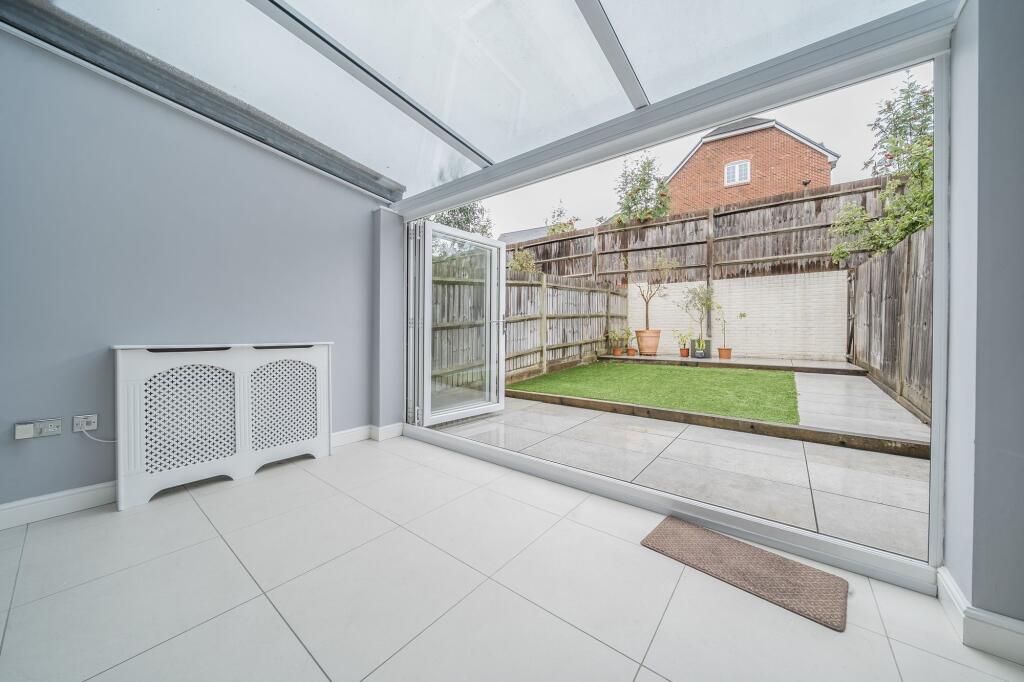 De Montfort Square, Odiham, RG29 photo 4