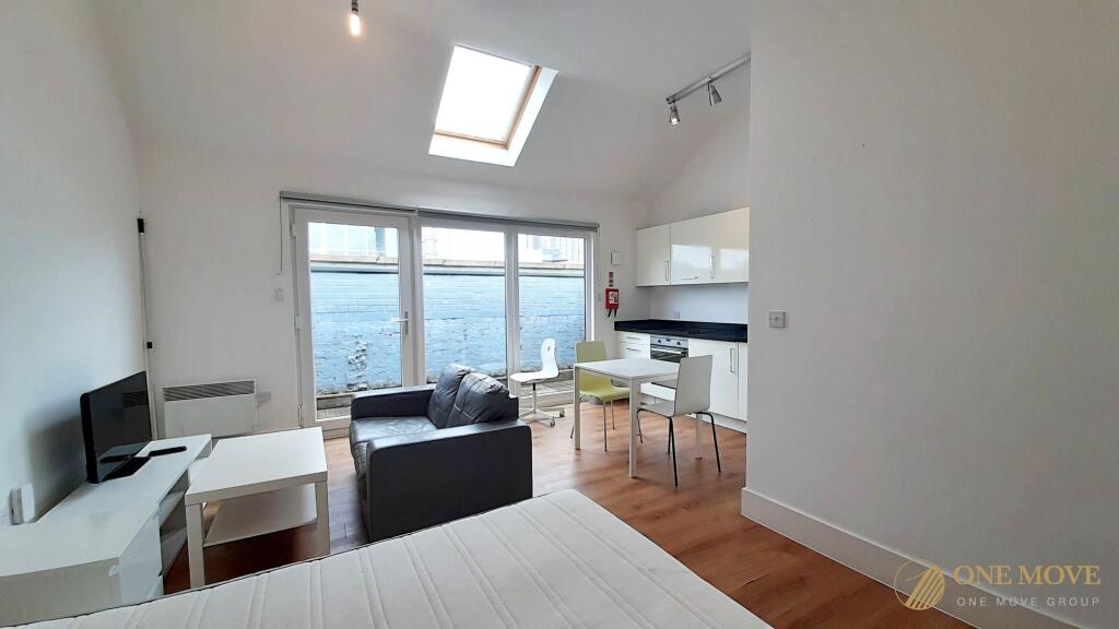 Studio studio on Bexley Square, Town Hall, M3, £105,000