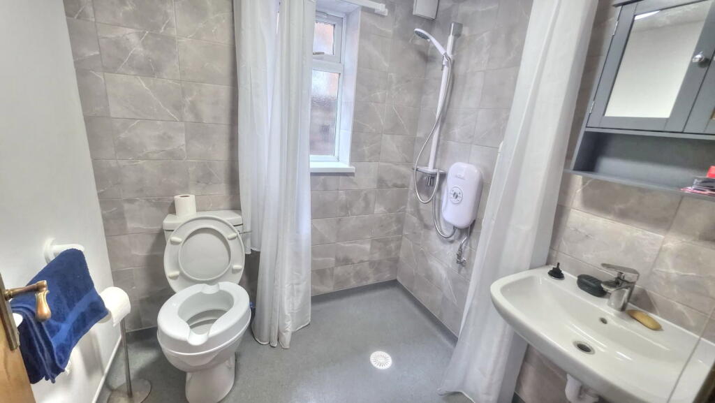 Apartment in Stoke-on-Trent - View 4