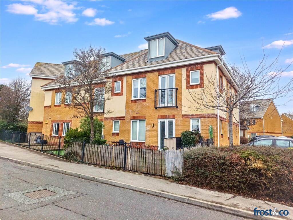 2-bed flat on Doulton Gardens, Lower Parkstone, Poole, BH14, £230,000