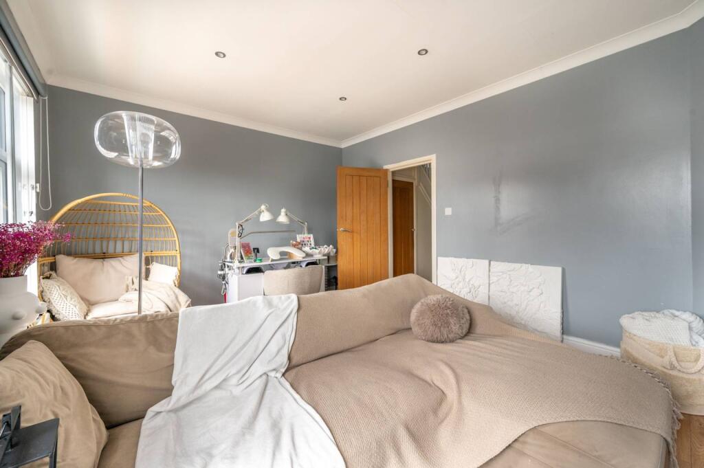 Main image of property: The Broadway, Highams Park, London, E4