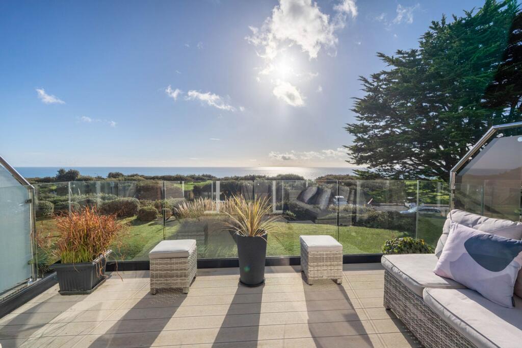 House in Christchurch, Pokesdown, Bournemouth - More