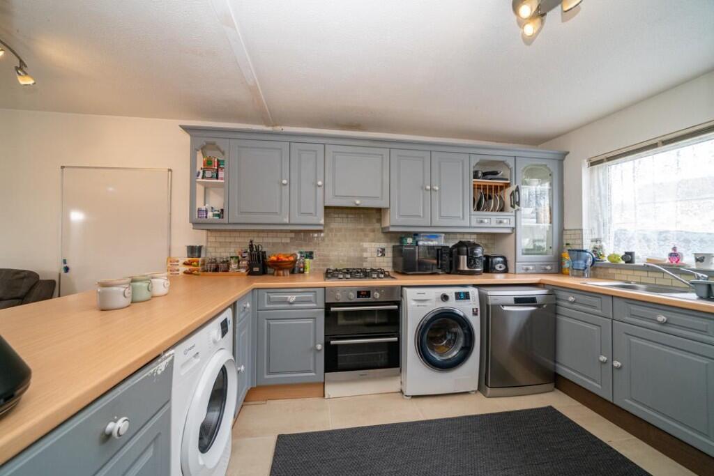 House in Hemel Hempstead, Grovehill - View 3