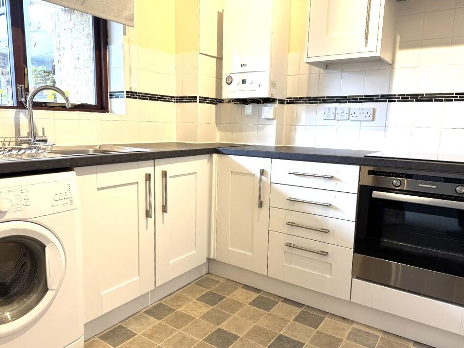 Woolacombe Drive, Reading, Berkshire photo 4