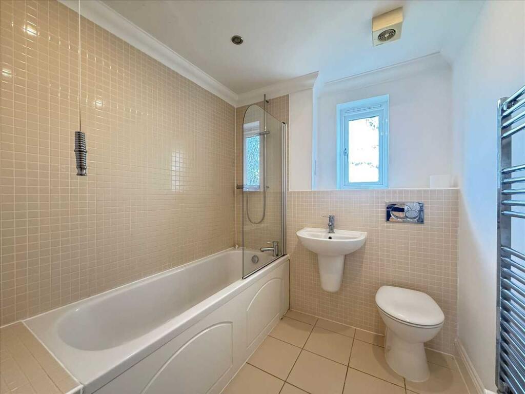 Apartment in Southend-on-Sea - View 3