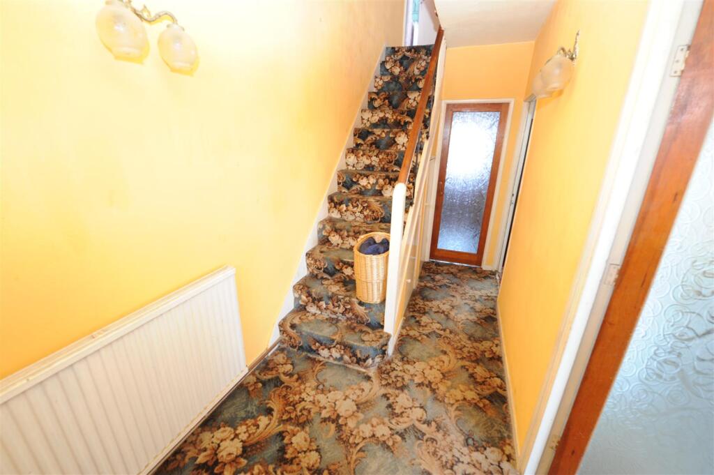Kesteven Road, Holmewood, Bradford photo 4