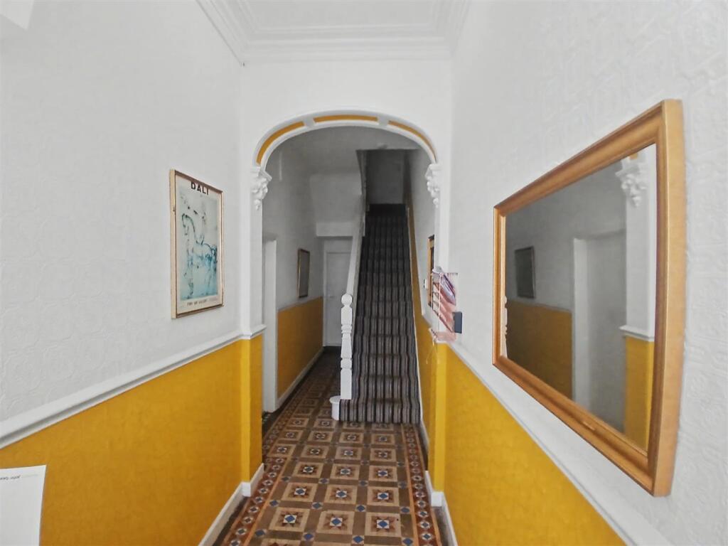5 Flats at The Parkway, Hanley, Stoke-On-Trent photo 3