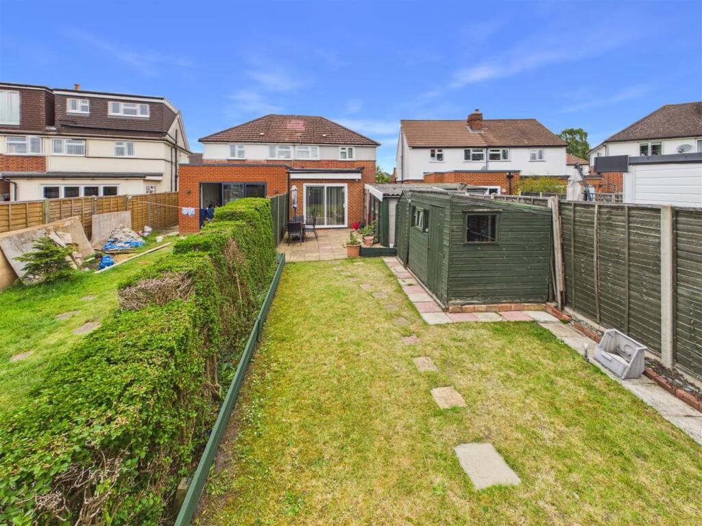 Pembroke Avenue, Hersham – pohled 4
