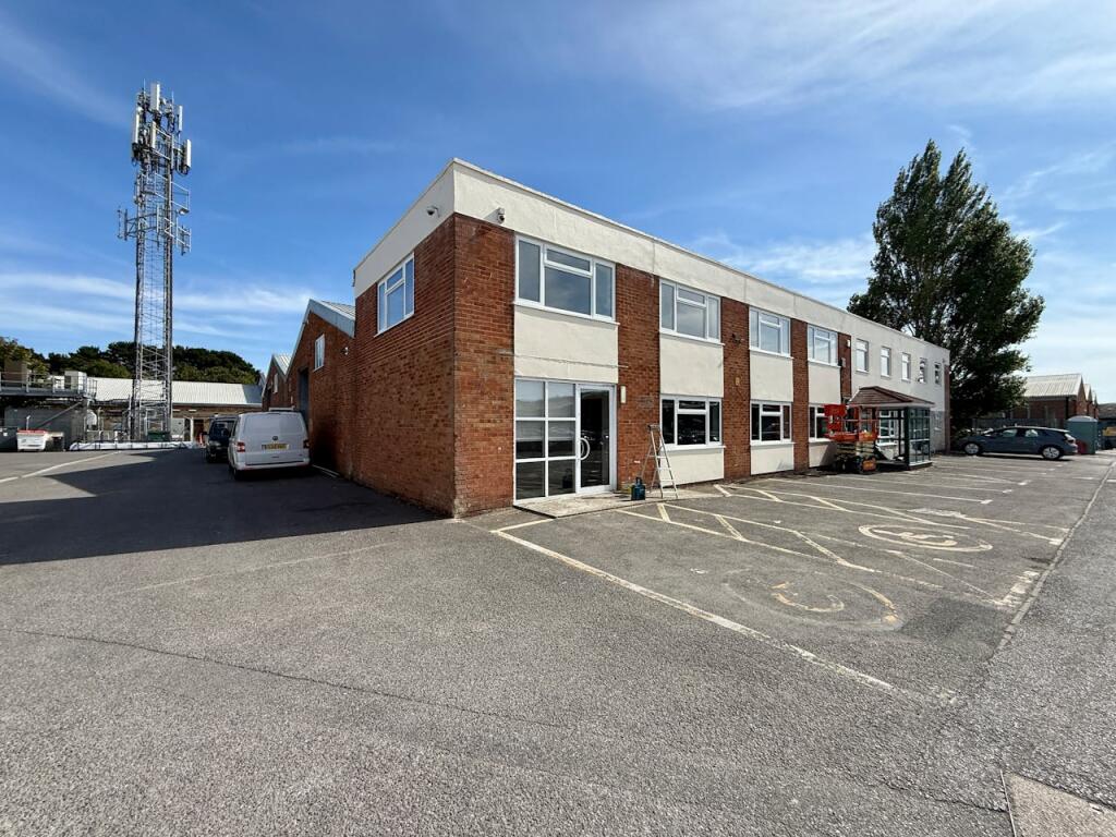 Main image of property: 498 Wallisdown Road, Bournemouth, BH11 8PT