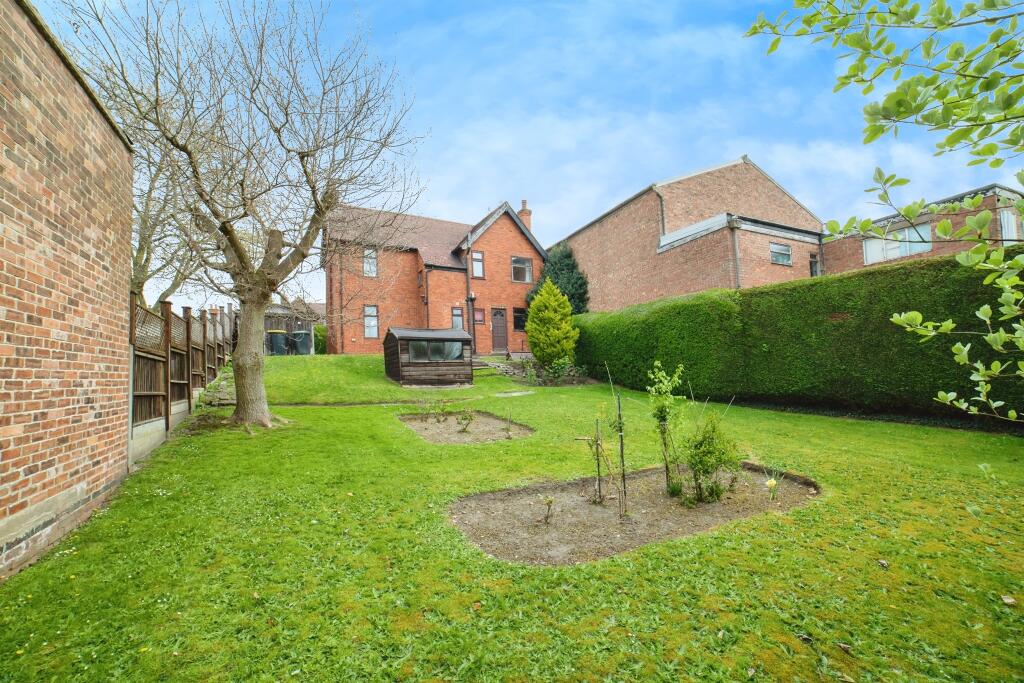 House in Nottingham, Eastwood - More