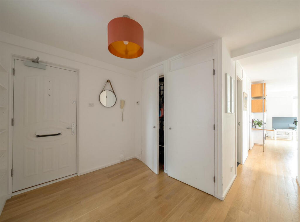 Apartment in London, Mozart Estate, Queen's Park - More