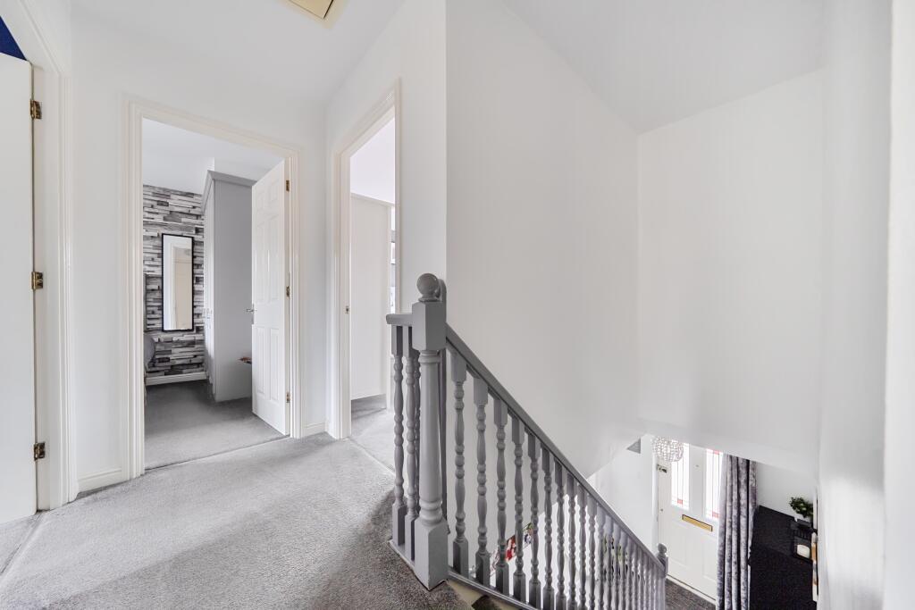 House in Woking, Knaphill - More
