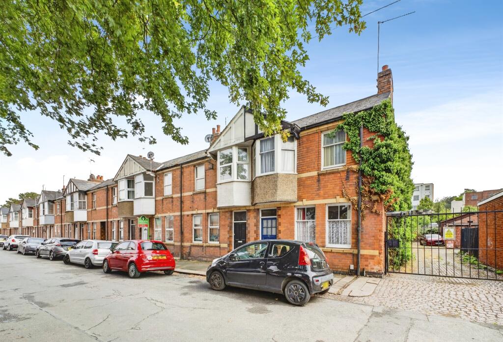 House in Northampton, West Northamptonshire - More