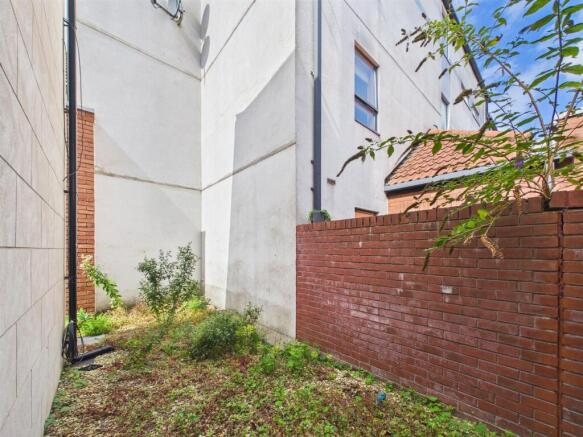 Commercial Unit With Garden Flat - 17.jpg
