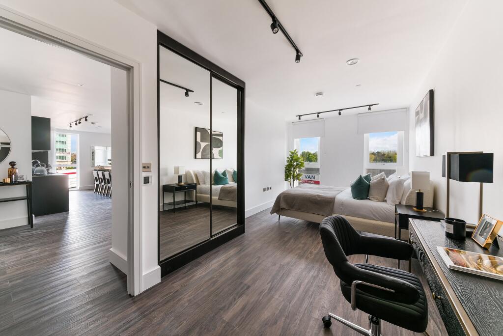 Apartment in London, College Park - View 5