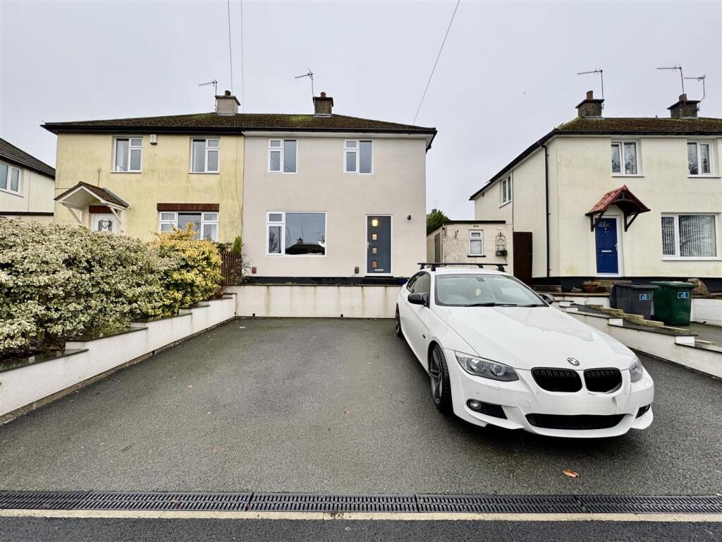 Main image of property: Lincoln Grove, Almondbury, Huddersfield, HD5 8TW