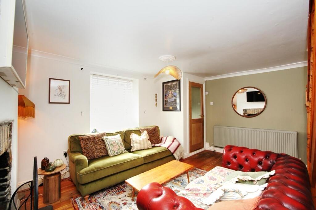 Mathews Terrace, Penycoedcae, Pontypridd, Rhondda Cynon Taf - More